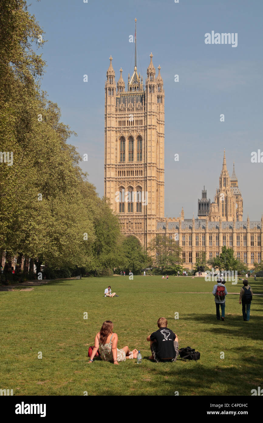 Menschen entspannen in Westminster Palace Gardens, Westminster, London, Großbritannien. Apr 11 Stockfoto