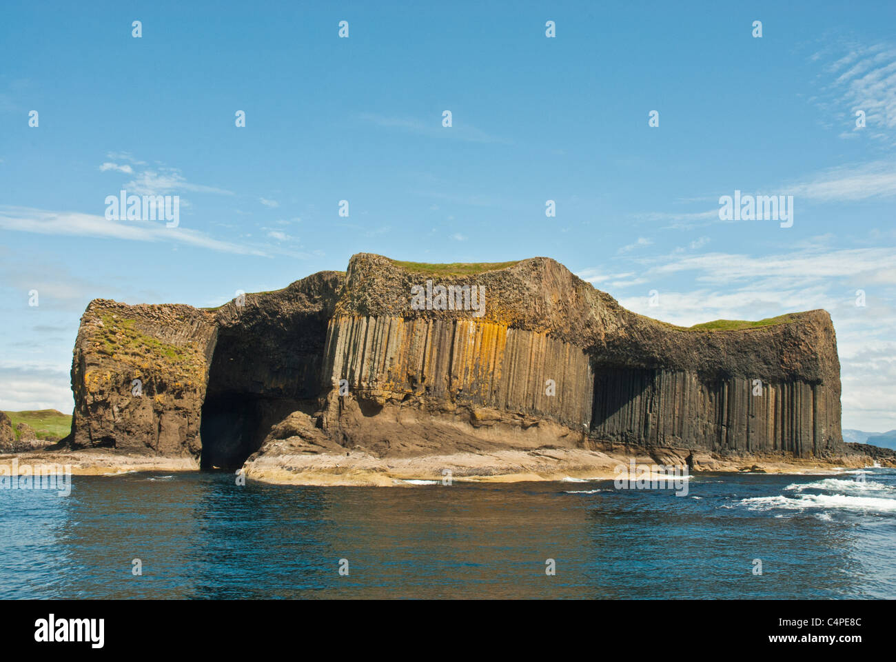 "Fingals Höhle" [Insel Staffa] Schottland. Steigt aus dem Meer, dramatische Klippen der sechseckigen Säulen Einschub mit tiefen Höhlen. Stockfoto