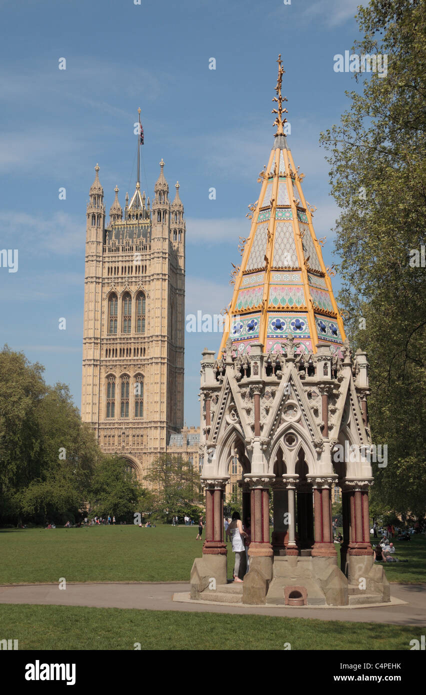 Buxton Memorial Fountain in Westminster Palace Gardens mit dem Victoria Tower hinter Palace of Westminster, London, UK. Stockfoto