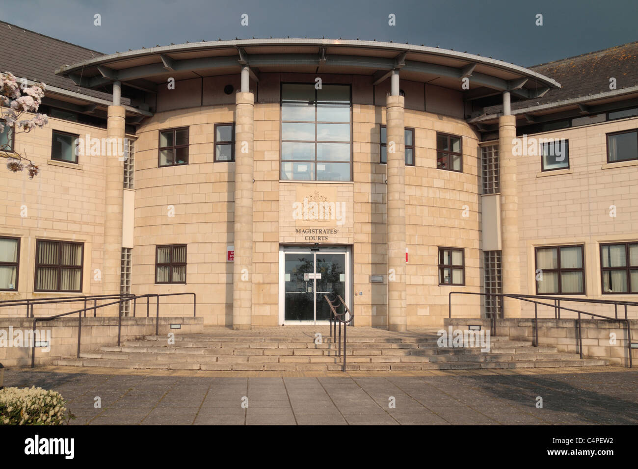 Der Haupteingang des Chippenham Magistrates Court, Chippenham, Wiltshire, UK. Stockfoto