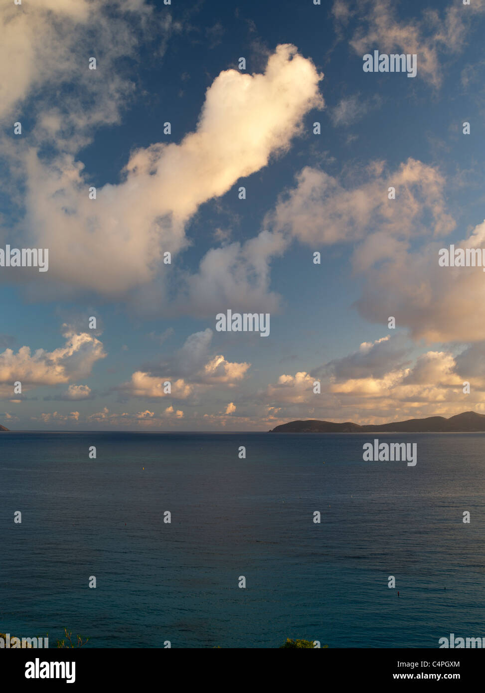 Wolken über Trunk Bay. Jungfern-Inseln Stockfoto