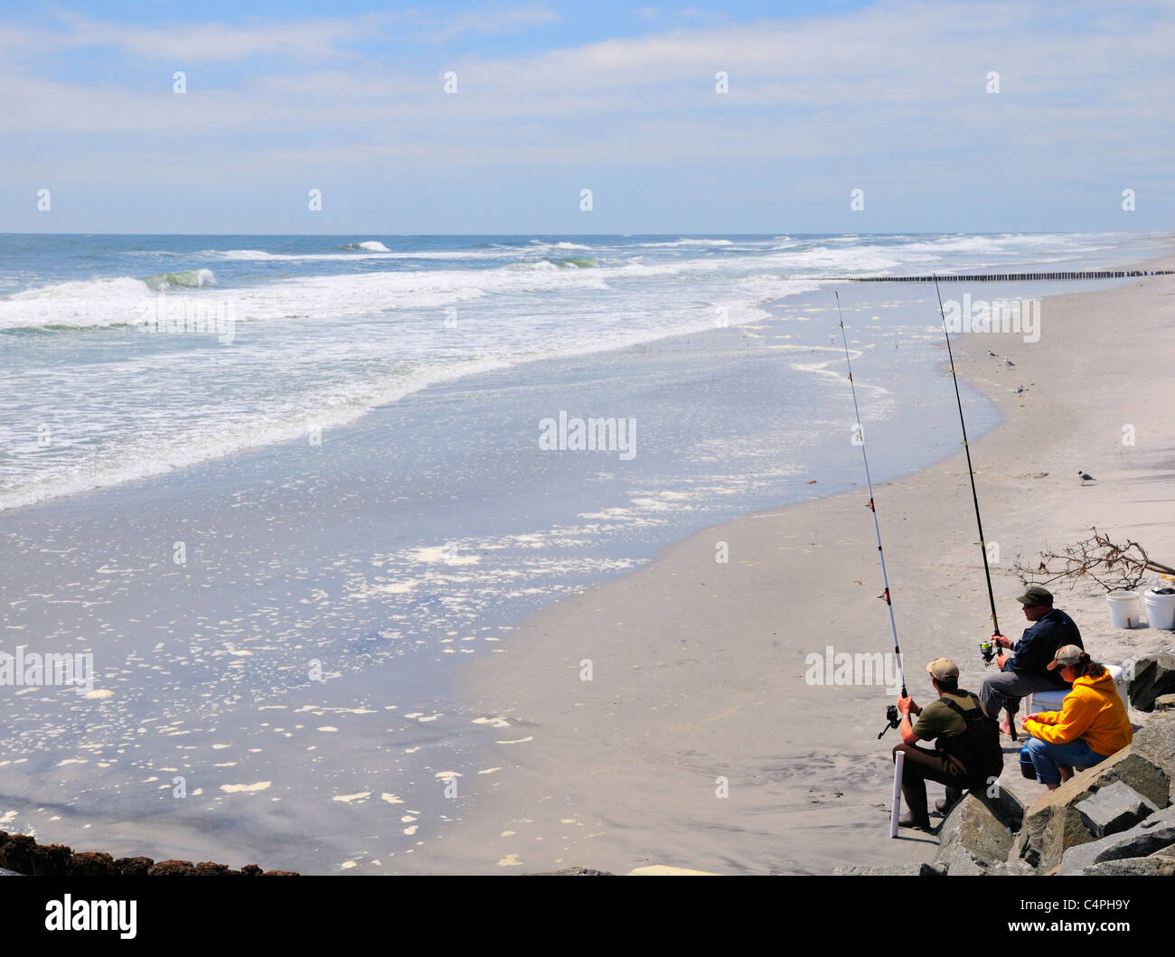 Angler Angeln vom Strand in Brigantine Beach, New Jersey Stockfoto