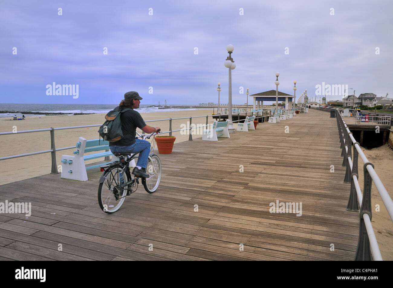 Ein Radfahrer-Pedale nach unten die Promenade am Avon-by-the-Sea, New Jersey im Frühjahr Stockfoto