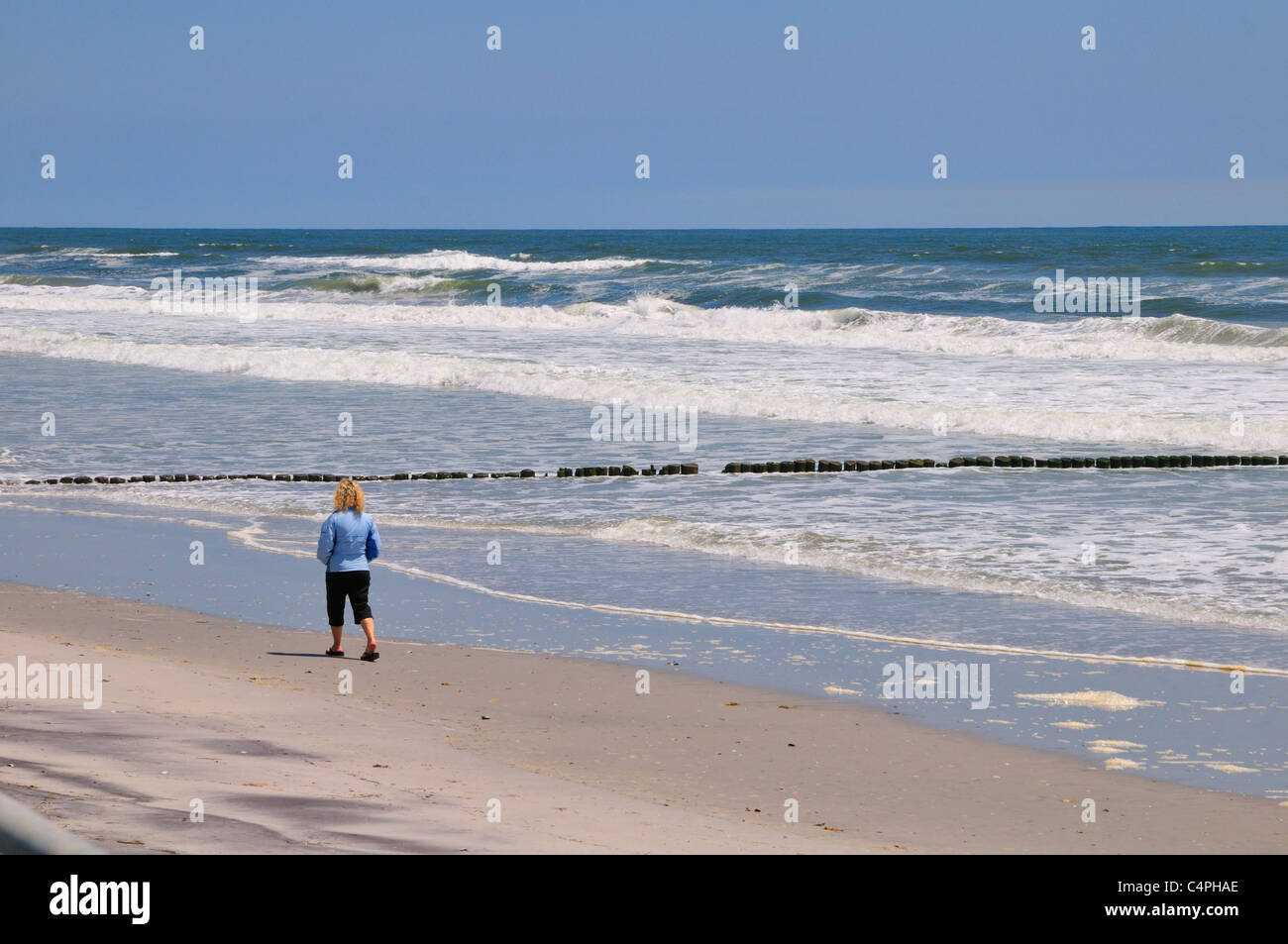 Frau zu Fuß am Strand in Brigantine Beach, New Jersey Stockfoto