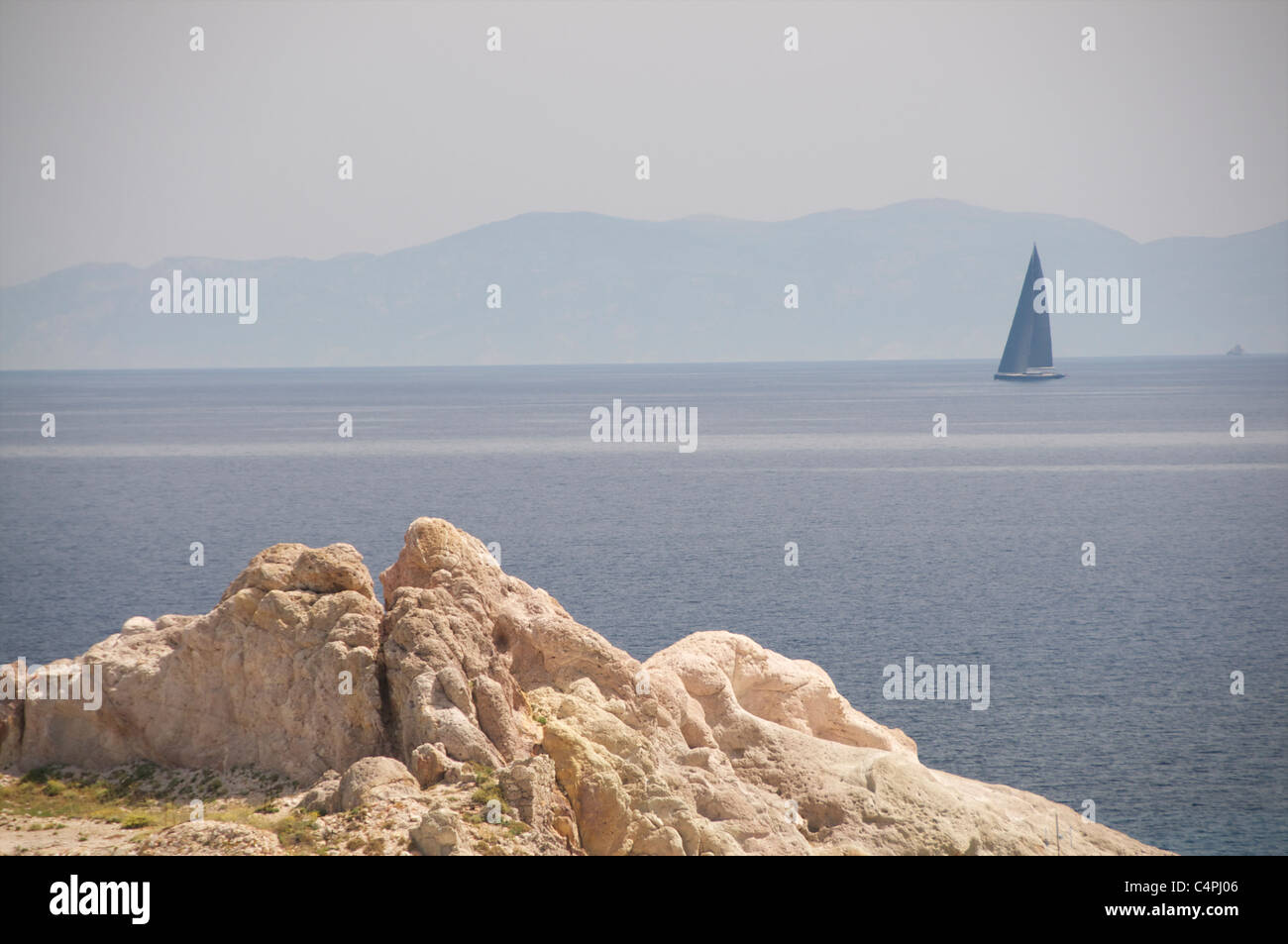 Schwarz segelten-Yacht in das Ägäische Meer die Kykladen Insel Milos Stockfoto