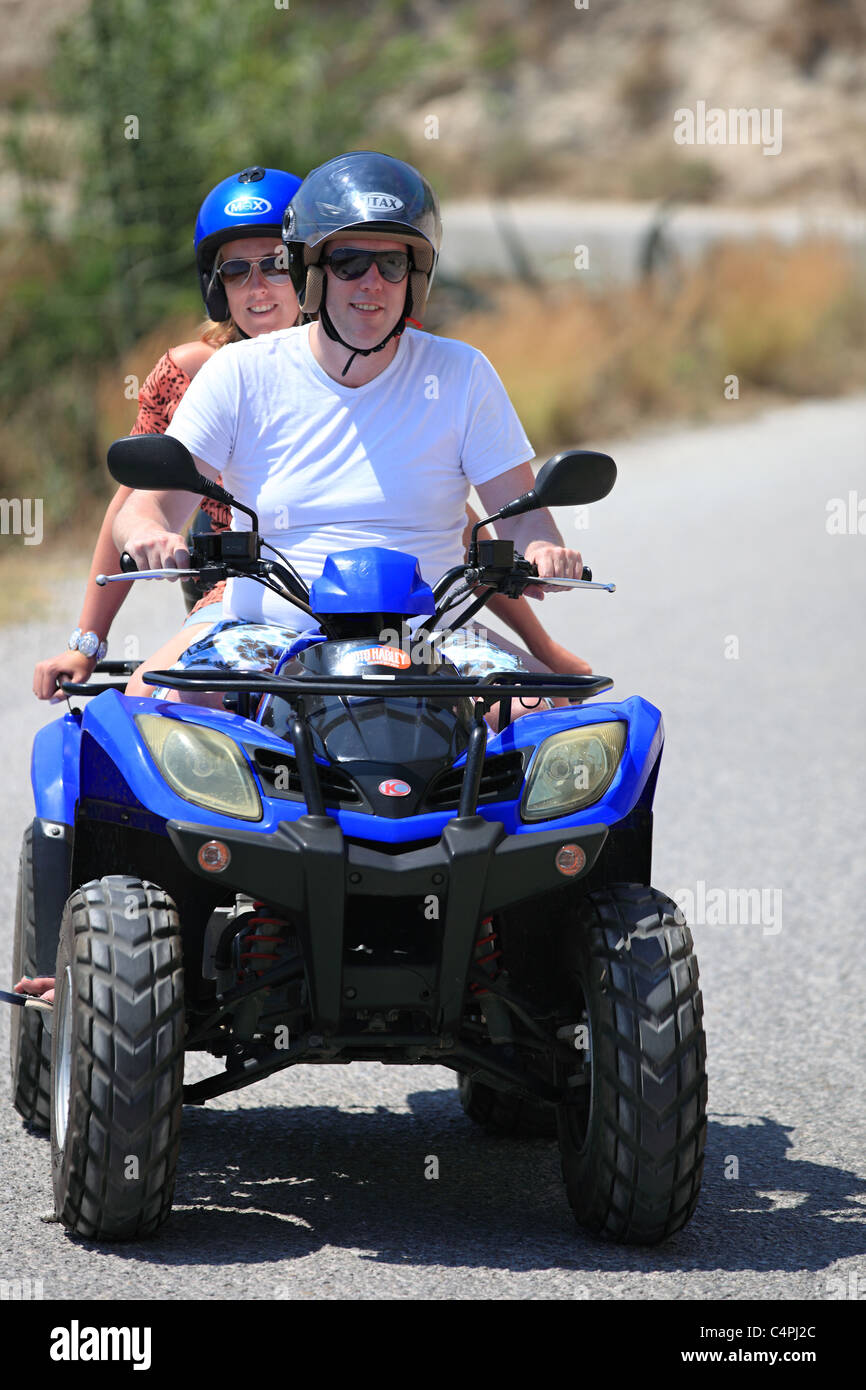 Menschen, die Reiten eines wenig Buggy in Kefalos Kos Griechenland Stockfoto