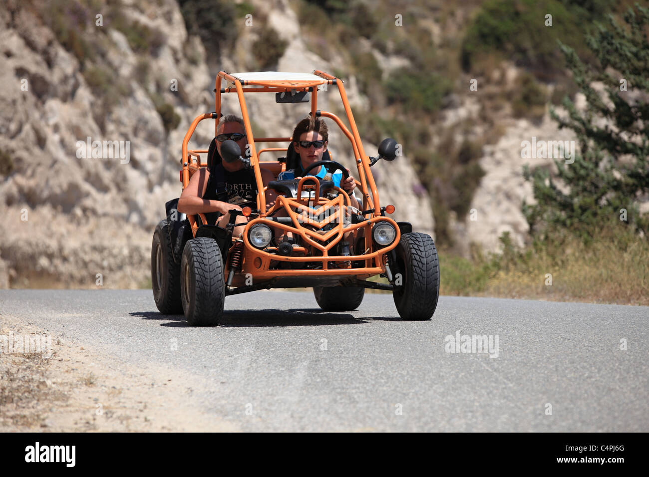 Menschen, die Reiten eines wenig Buggy in Kefalos Kos Griechenland Stockfoto