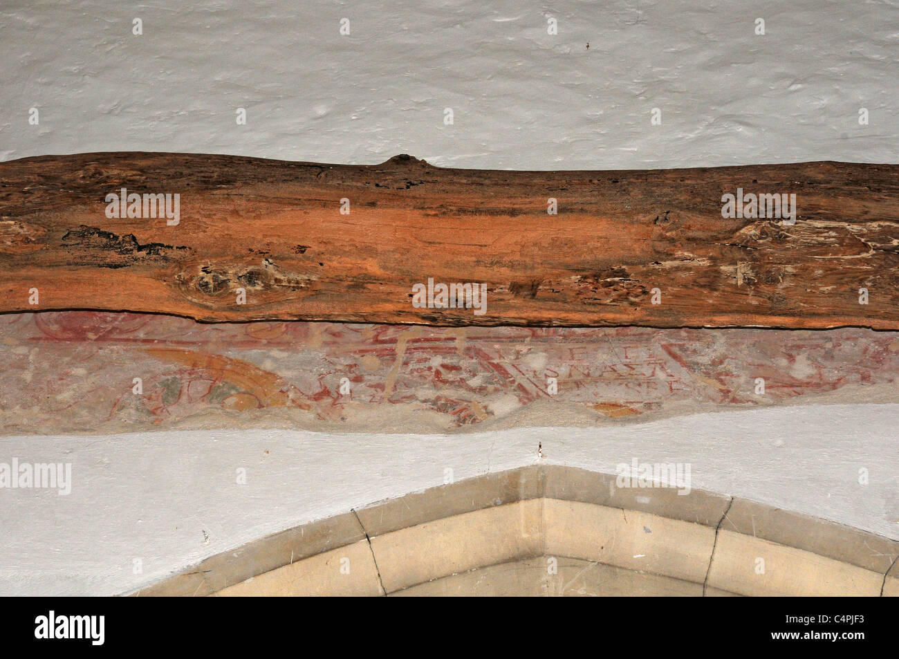 Reste von Wandmalerei datiert 1190-1220 hinter Krawatte Dachbalken. Stockfoto