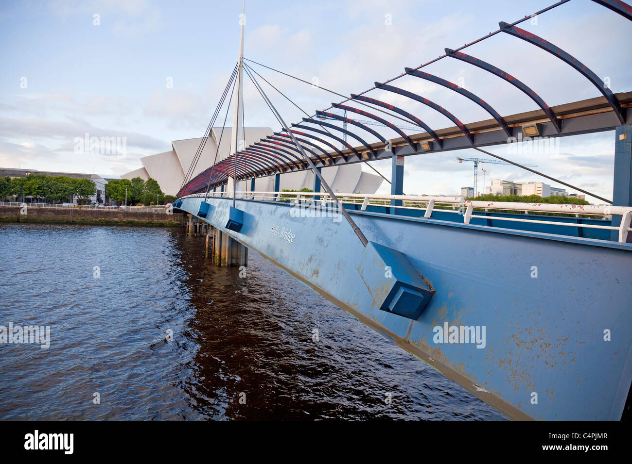 Glocken-bridge, eine Hängebrücke über den Fluss Clyde zwischen Finnieston und Pacific Quay in Glasgow, nach Clyde Auditorium. Stockfoto