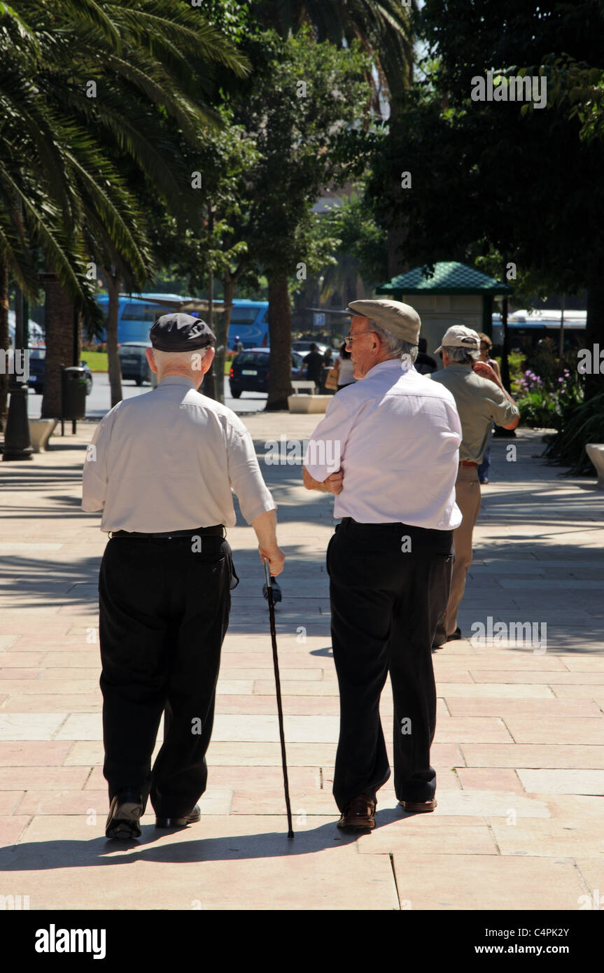 Alte spanische Männer zu Fuß entlang der Paseo del Parque, Malaga, Costa del Sol, Provinz Malaga, Andalusien, Spanien, Westeuropa. Stockfoto