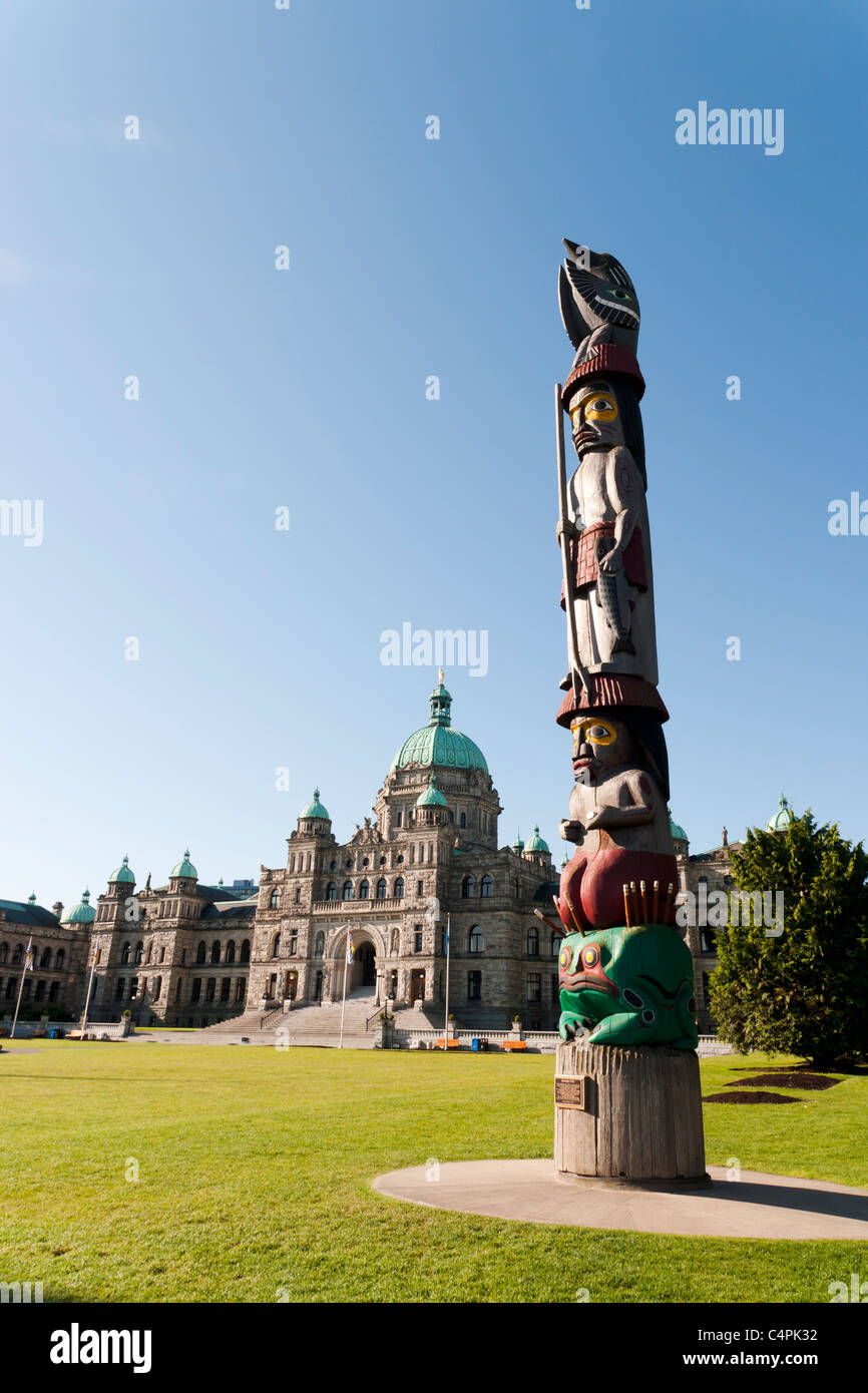 Totem Pole in der Nähe der Parlamentsgebäude. Victoria, Vancouver Island, British Columbia, Kanada. Stockfoto