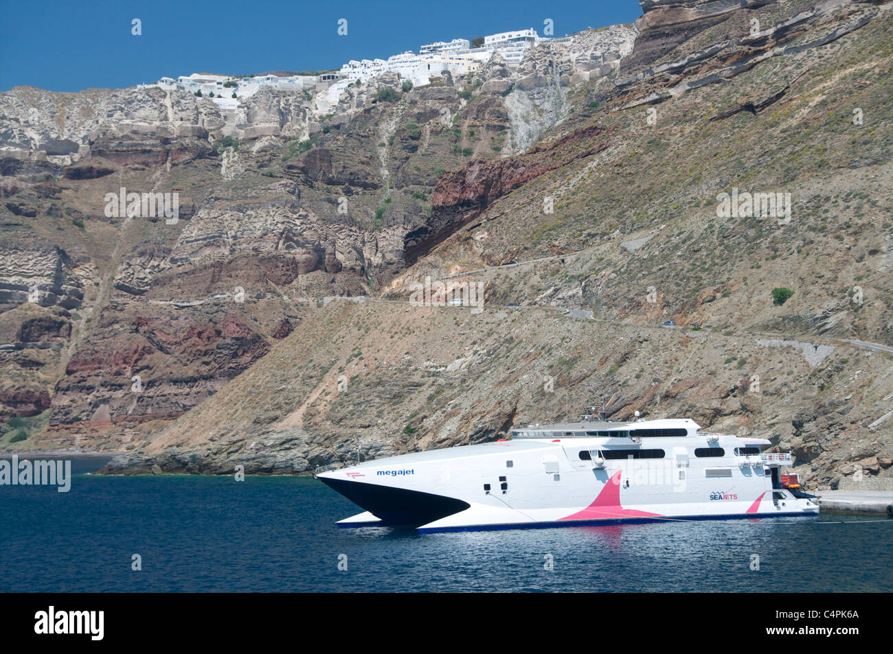 Futuristische Megajet Fähre im Hafen von Santorini, Kykladen, Griechenland angedockt Stockfoto