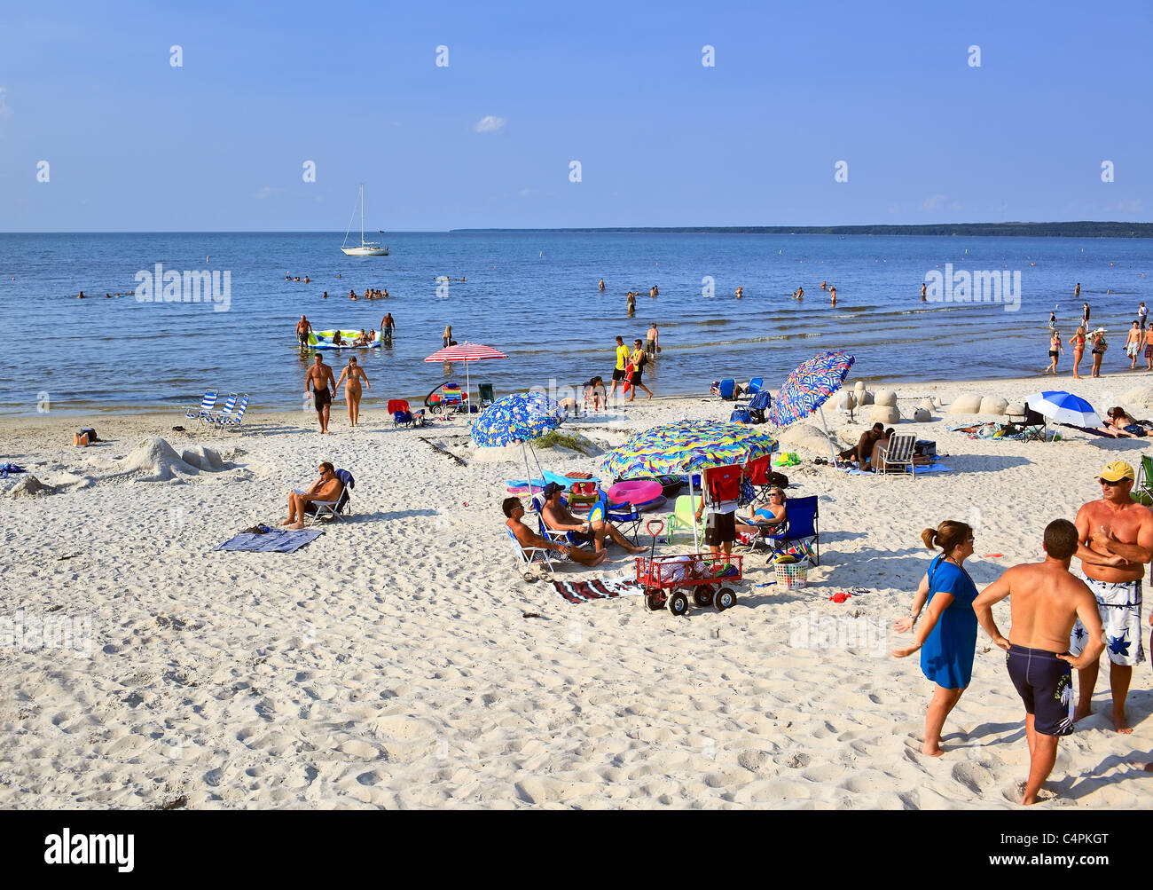 Sonnenanbeter am Grand Beach am Lake Winnipeg, Manitoba, Kanada. Stockfoto