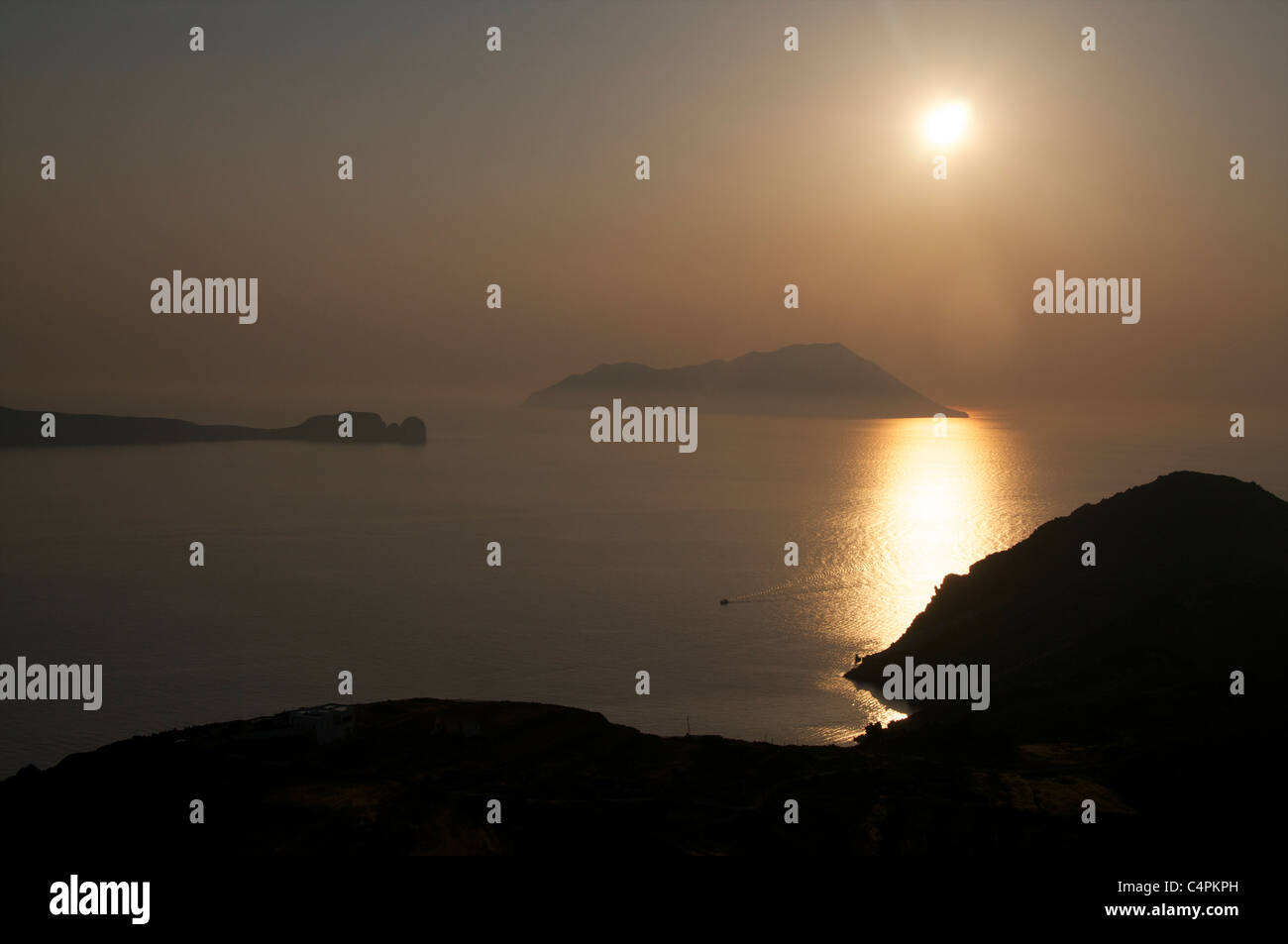 Dramatischen Sonnenuntergang von der Kykladeninsel Milos, Griechenland Stockfoto