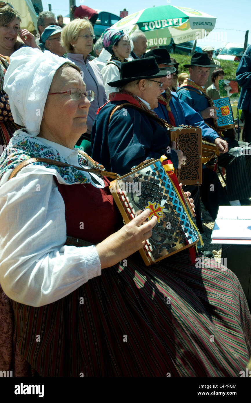 Traditionell kostümierten Musiker in Lozère-Folklore-Gruppe führen zu einem ländlichen fête Stockfoto