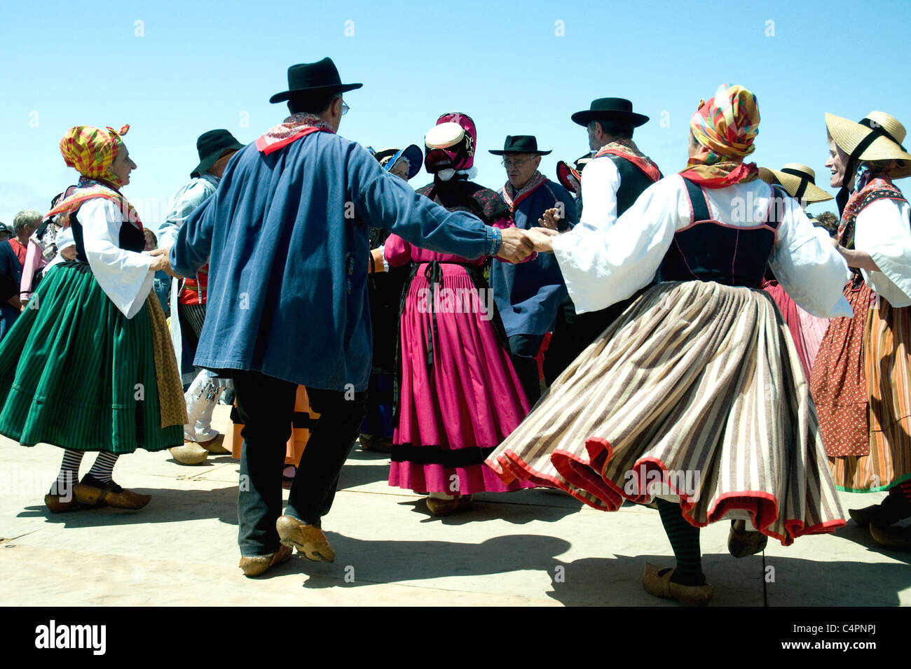 Lozère-folk-Gruppe im 18. Jahrhundert Motorhauben, weiten Röcken und Clogs, unterhält das Publikum bei einem ländlichen Hügel fête Stockfoto