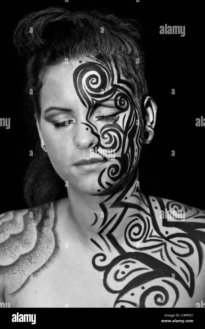 Tribal-Stil Make-up auf weibliche Fußballer Gesichter. Stockfoto