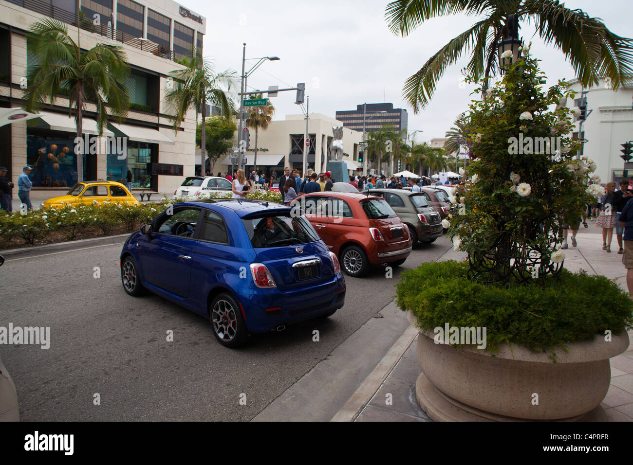 Eine Reihe von neuen Fiat 500 auf dem 2011 Rodeo Drive Concours Stockfoto