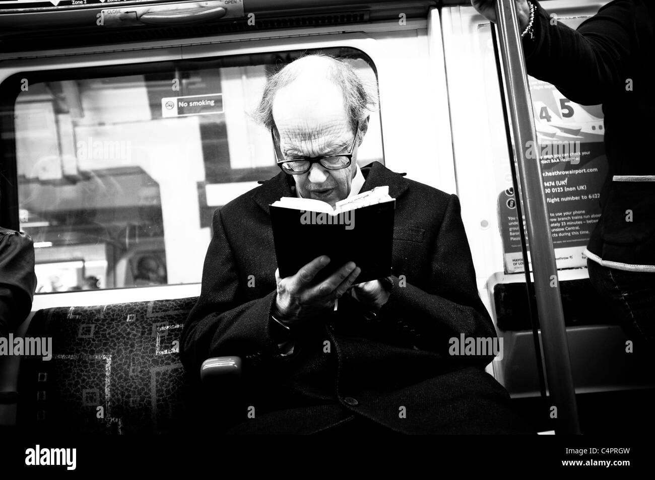 Mann liest Buch über die Londoner U-Bahn u-Bahn. Stockfoto