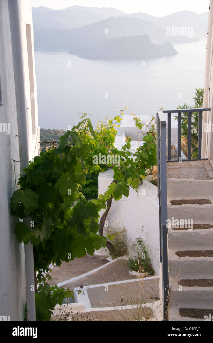 Traditionelle weiße Treppe der Plaka, der Hauptstadt der griechischen Insel Milos in den Kykladen Stockfoto