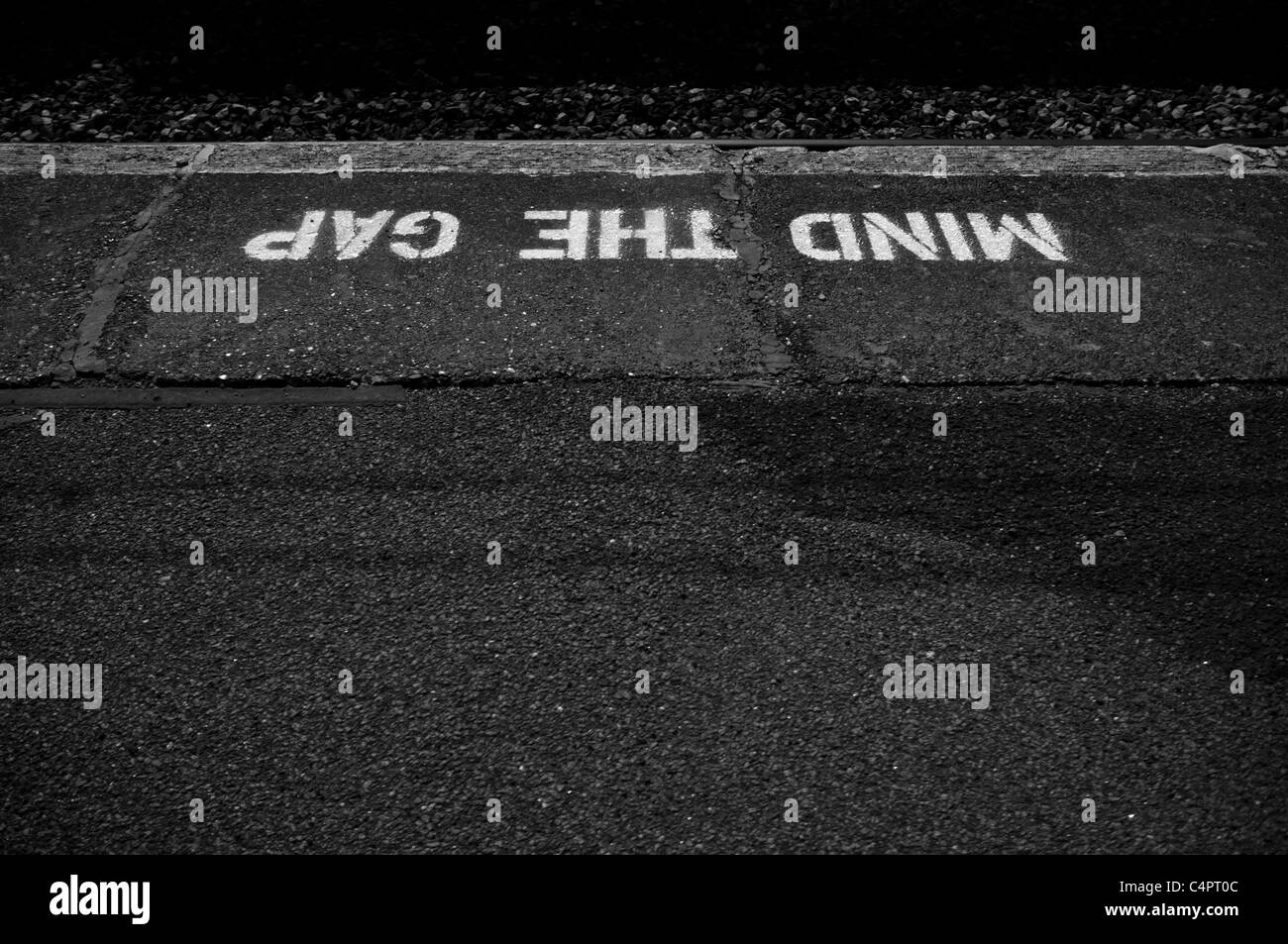 "Mind The Gap", geschrieben am Bahnsteig. Stockfoto