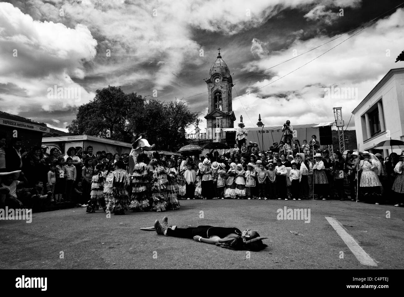 Tänzer von Nobsa Tanzgruppe außerhalb einen traditionellen Tanz durchführen. Nobsa, Boyacá, Kolumbien, Südamerika Stockfoto