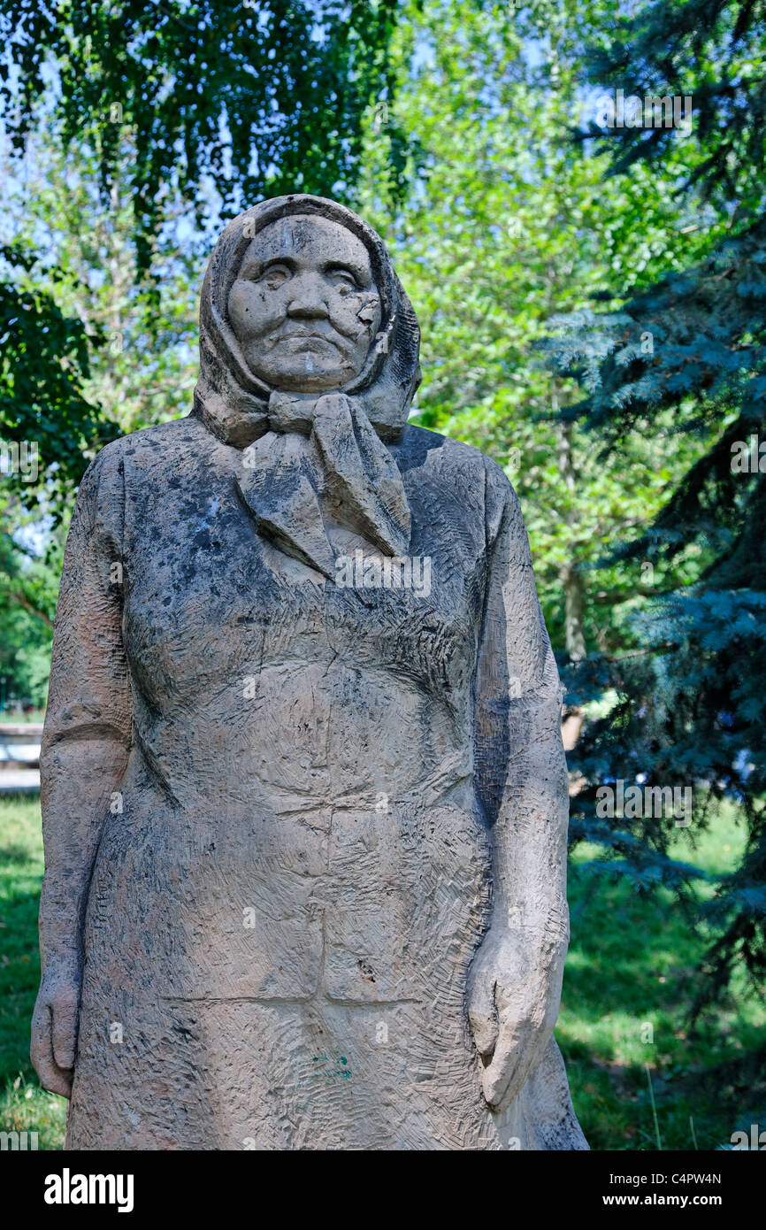 Kirgisistan Bischkek Statue einer alten Frau in Dubovy Park