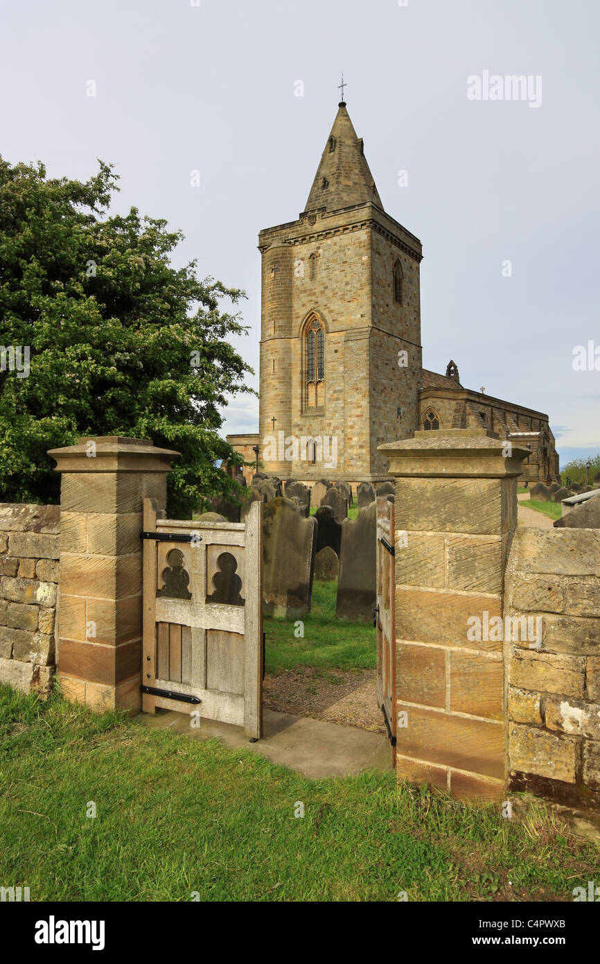 St. Oswald Kirche steht an der Spitze der Lythe Bank, Lythe in North Yorkshire in der Nähe von Whitby Stockfoto