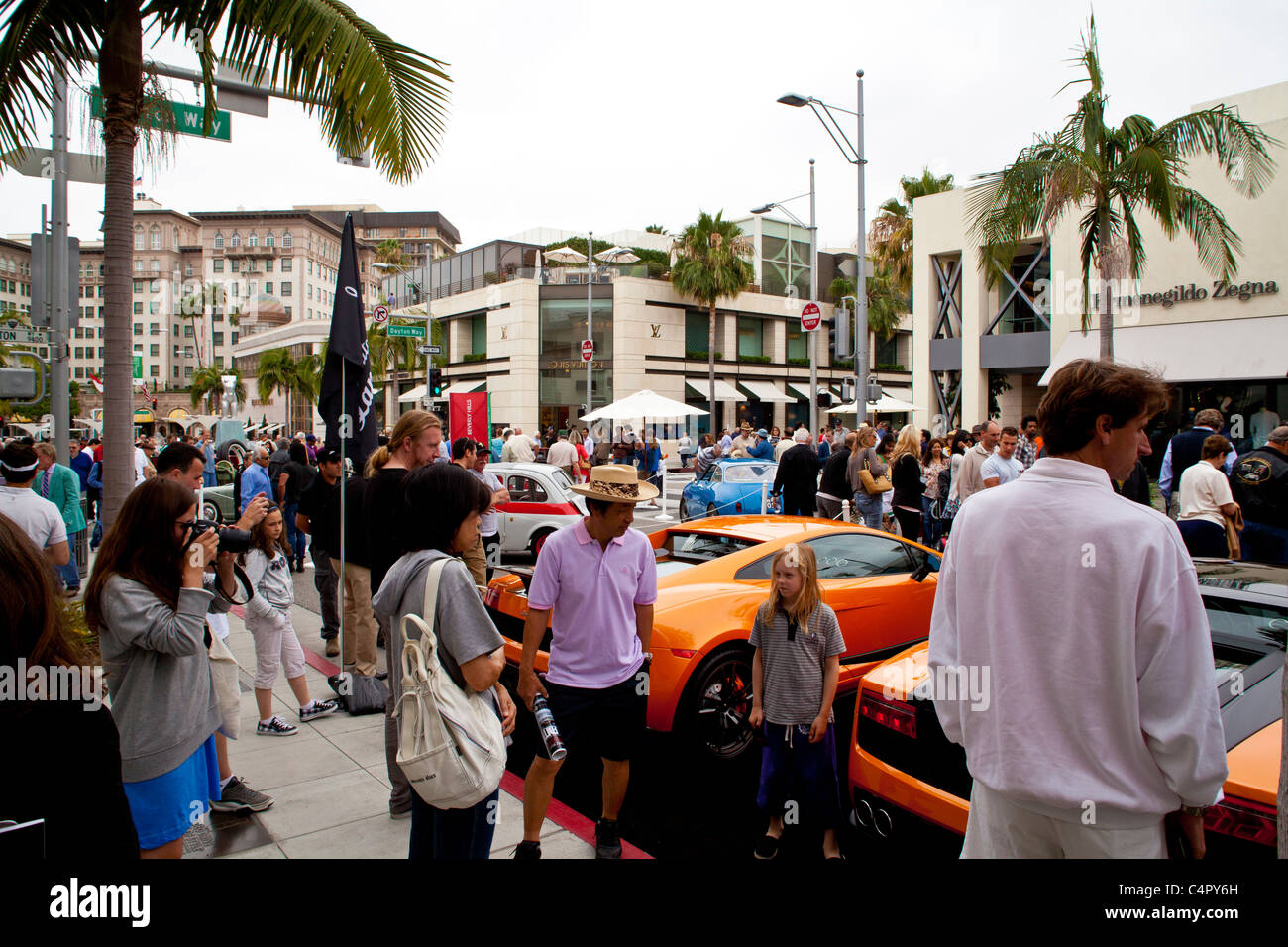 Eine Menge und Auto-Szene im 2011 Rodeo Drive Concours d ' Elegance Stockfoto