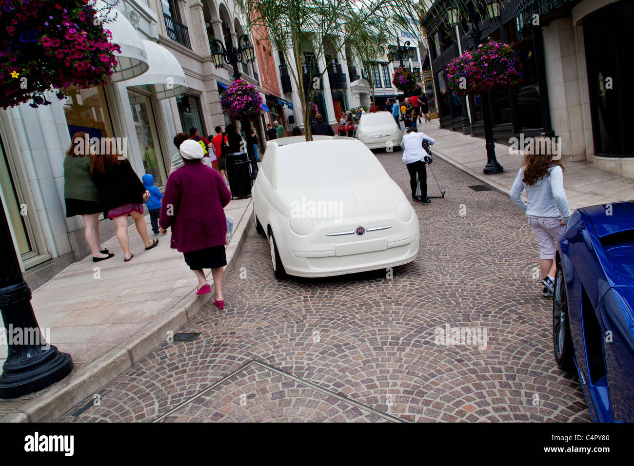 Geschäfte auf über Rodeo aus der Rodeo Drive in Beverly Hills Kalifornien im Jahr 2011 Stockfoto