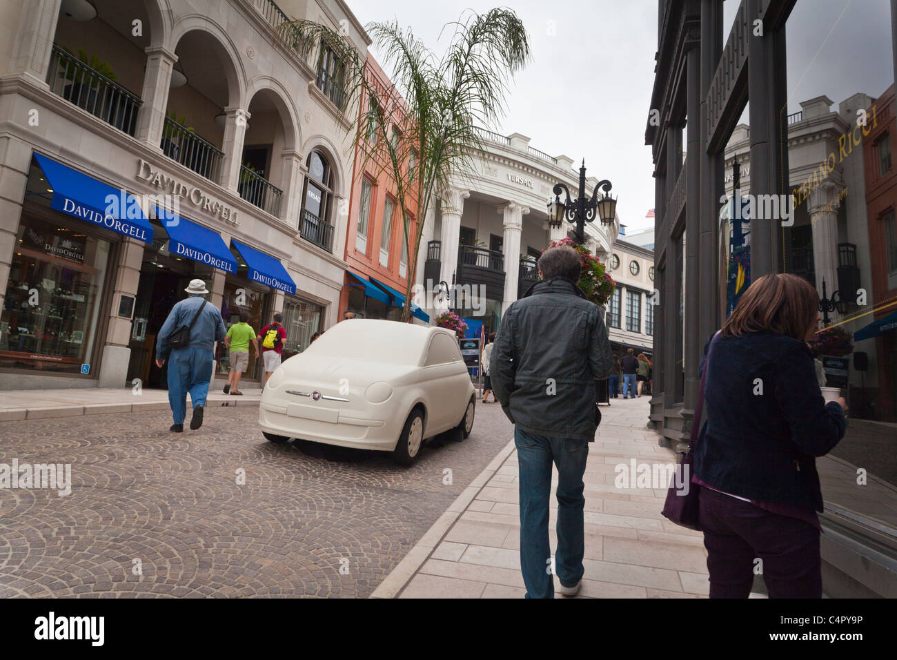 Geschäfte auf über Rodeo aus der Rodeo Drive in Beverly Hills Kalifornien im Jahr 2011 Stockfoto