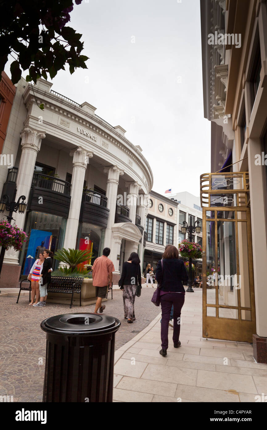 Geschäfte auf über Rodeo aus der Rodeo Drive in Beverly Hills Kalifornien im Jahr 2011 Stockfoto
