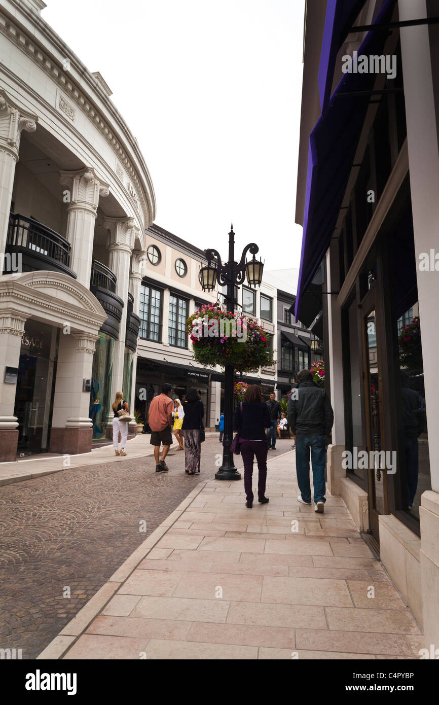 Geschäfte auf über Rodeo aus der Rodeo Drive in Beverly Hills Kalifornien im Jahr 2011 Stockfoto