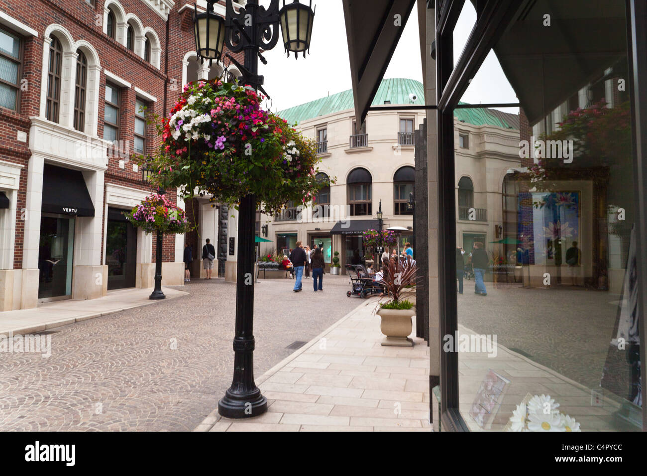Geschäfte auf über Rodeo aus der Rodeo Drive in Beverly Hills Kalifornien im Jahr 2011 Stockfoto