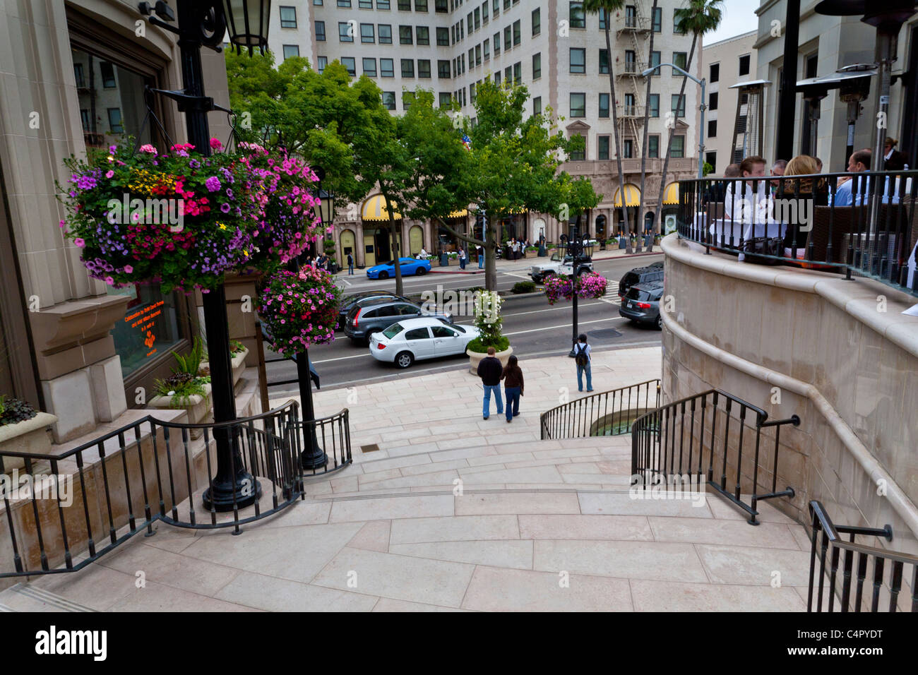 Geschäfte auf über Rodeo aus der Rodeo Drive in Beverly Hills Kalifornien im Jahr 2011 Stockfoto