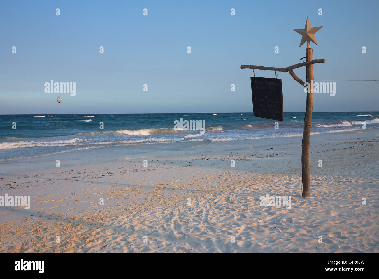 Melden Sie sich am Strand Stockfoto