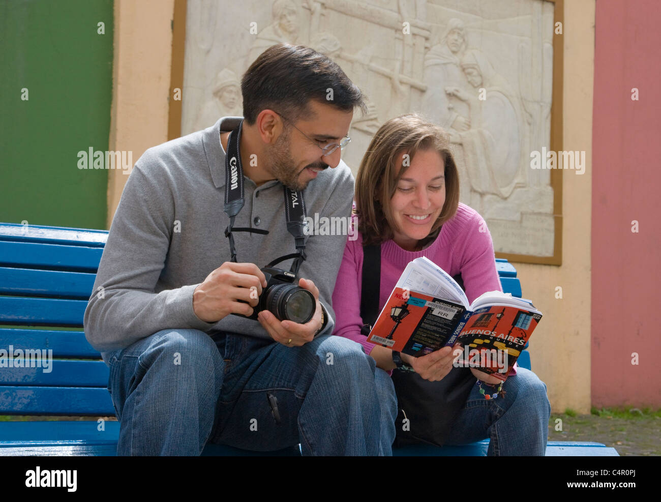 Touristen, die lesen Reiseführer auf der Straße, Buenos Aires, Argentinien Stockfoto