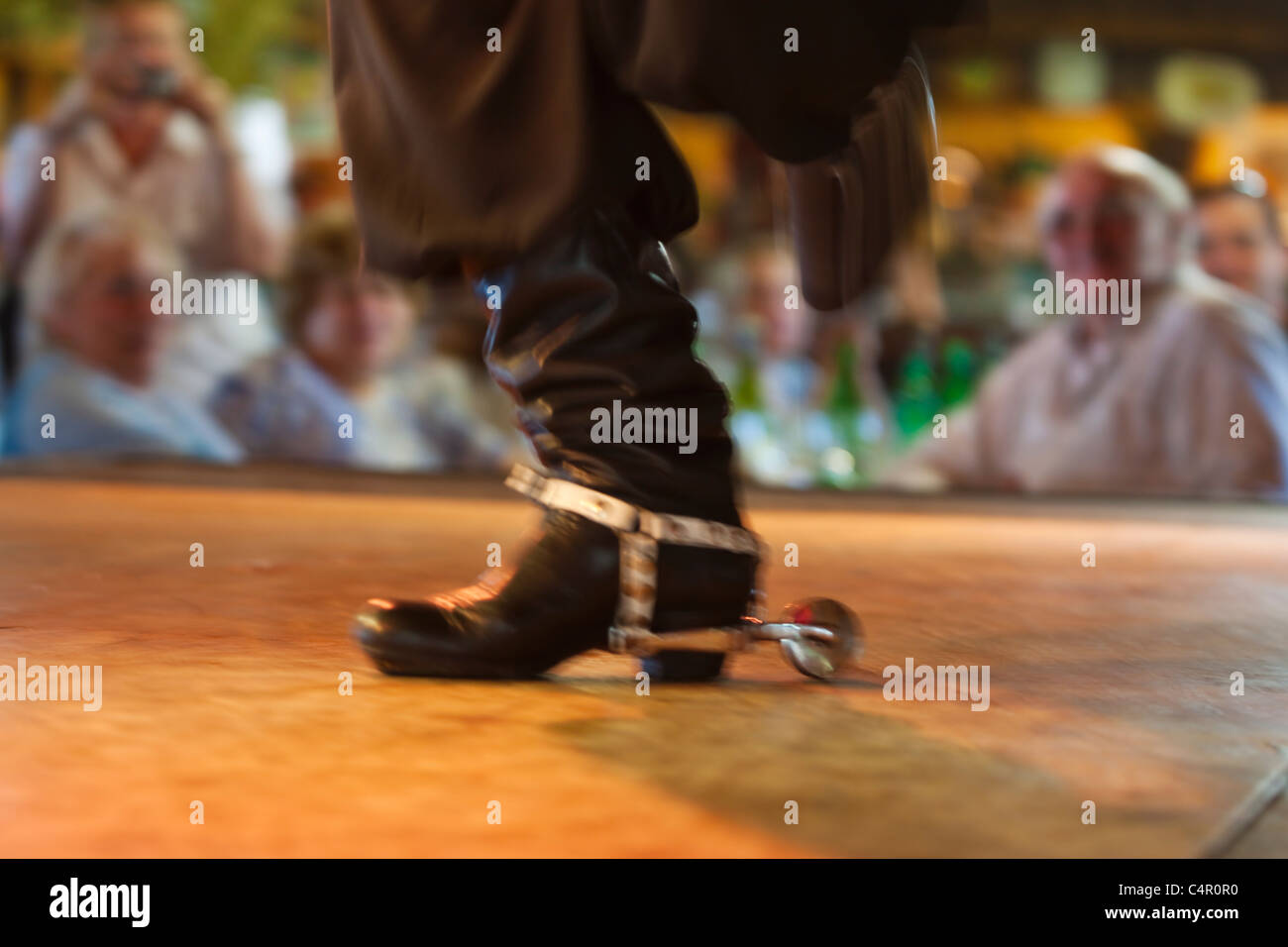 Gaucho-Tanz-Performance in das Restaurant, Argentinien Stockfoto