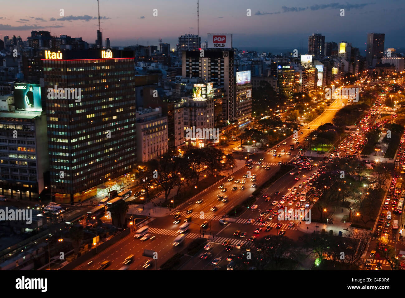 Luftaufnahme der 9 de Julio Avenue in der Nacht, Buenos Aires, Argentinien Stockfoto