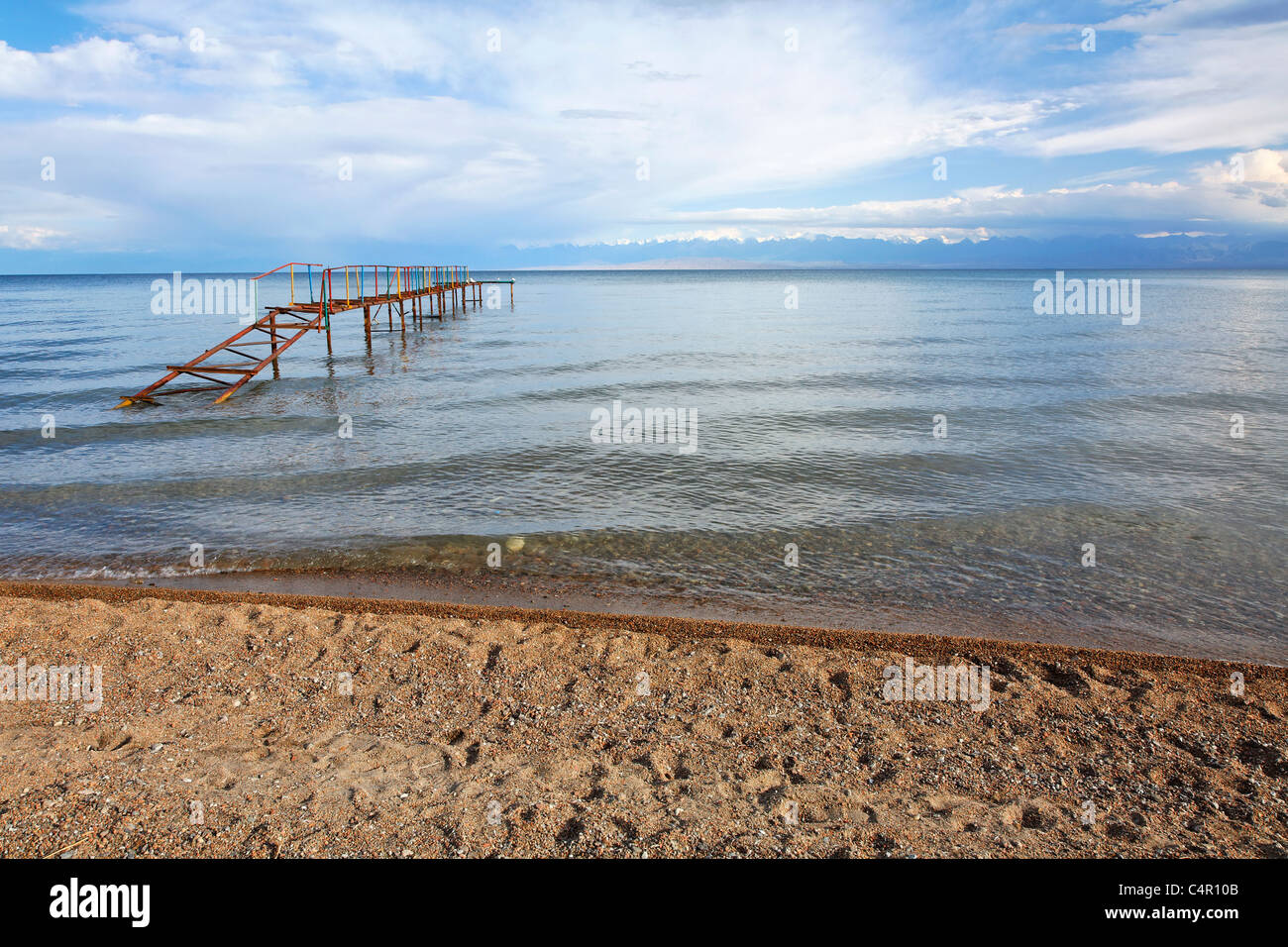 Kirgisistan - Tamchy - Gebrochene Pier am Issyk Kul-See Stockfoto