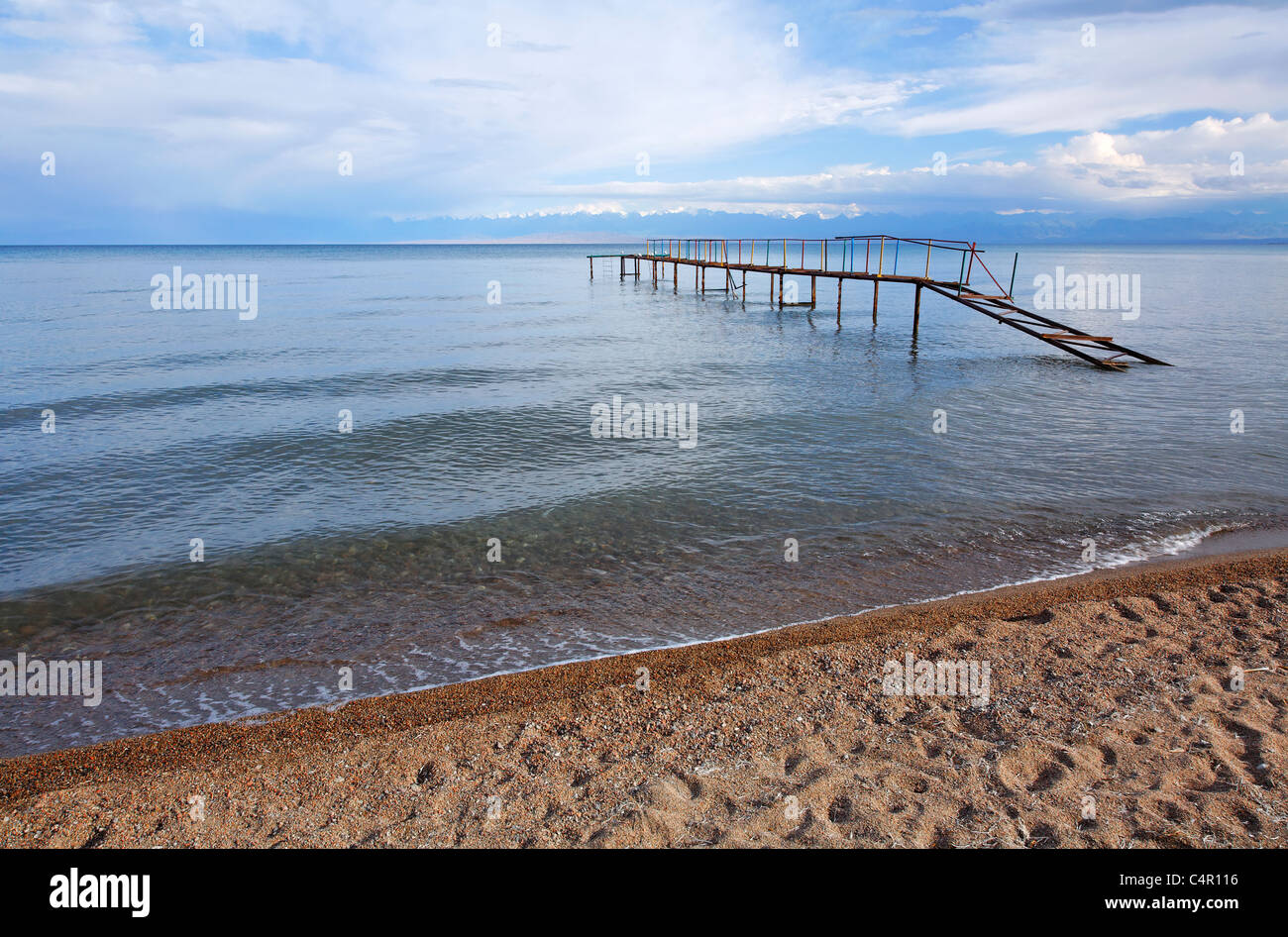 Kirgisistan - Tamchy - Gebrochene Pier am Issyk Kul-See Stockfoto