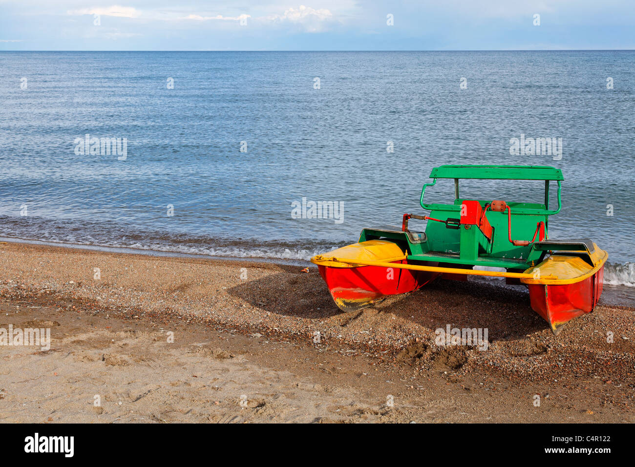 Kirgisistan - Tamchy - Tretboot auf dem Ufer von See Issyk-Kul Stockfoto