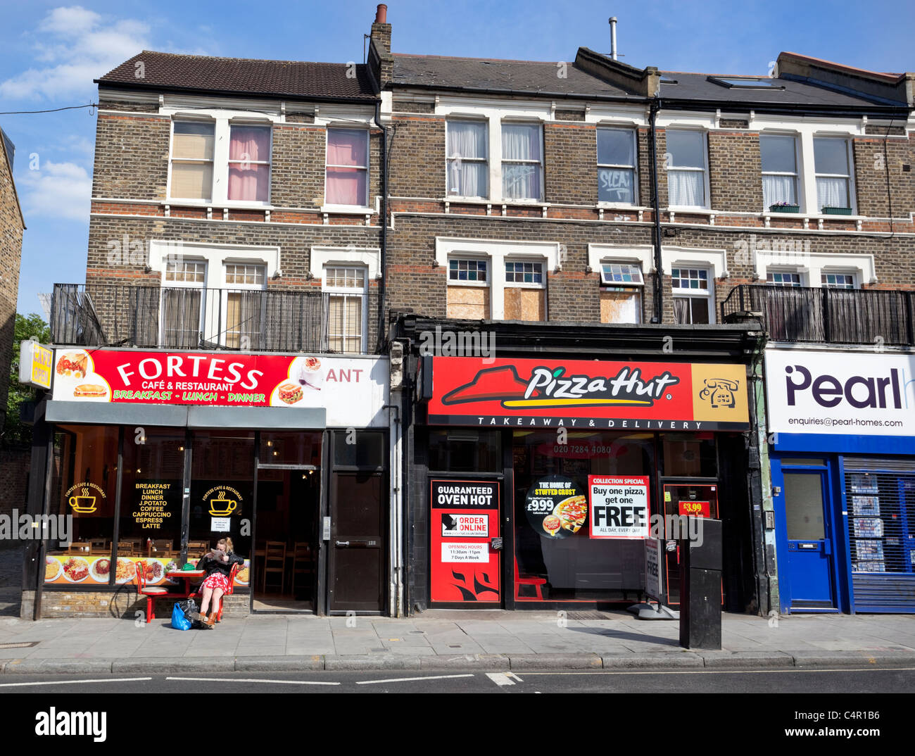 Reihe von Geschäften und Häuser auf Junction Road, London, UK Stockfoto