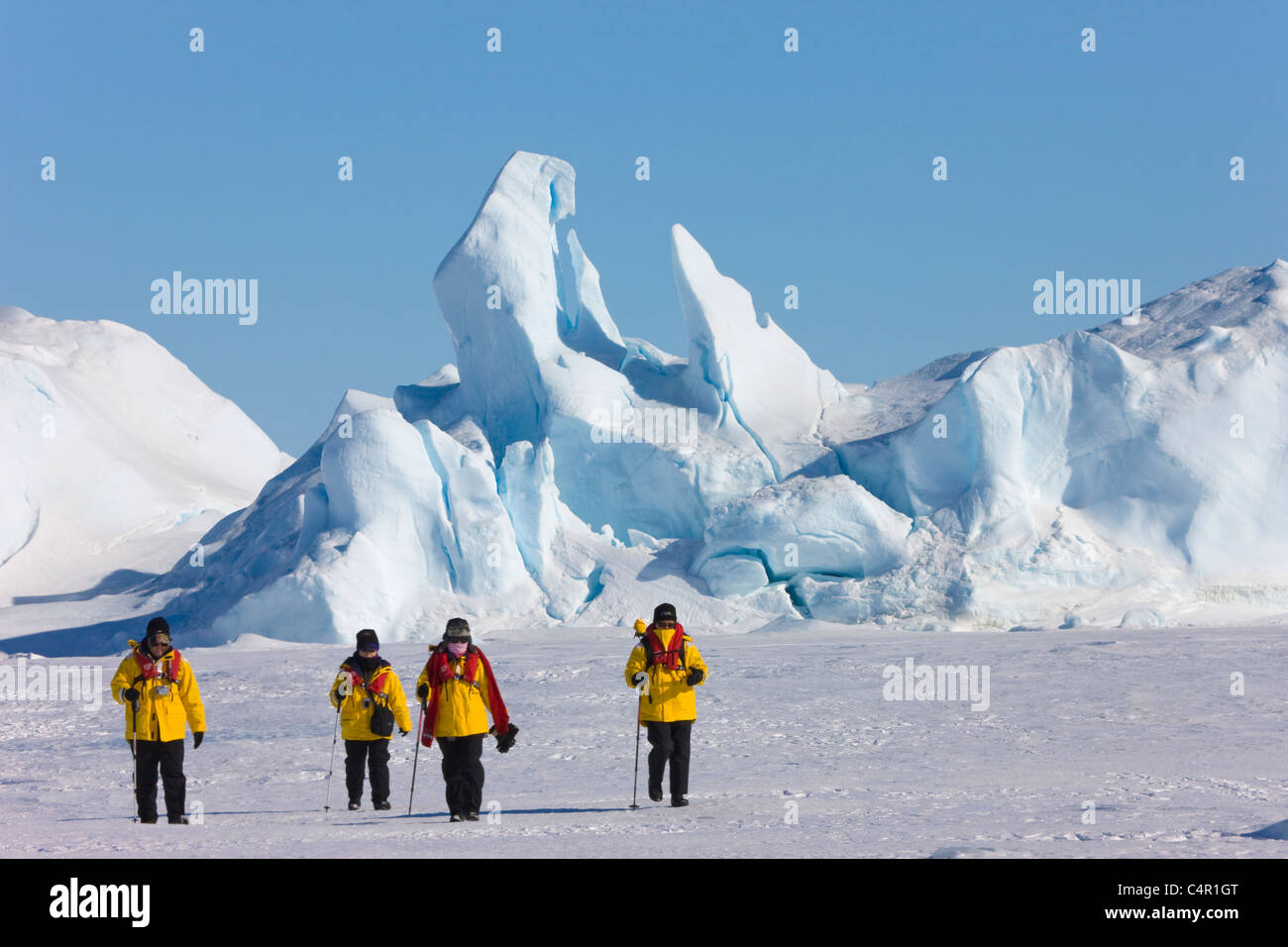 Touristen mit Eisberg, Snow Hill Island, Antarktis Stockfoto