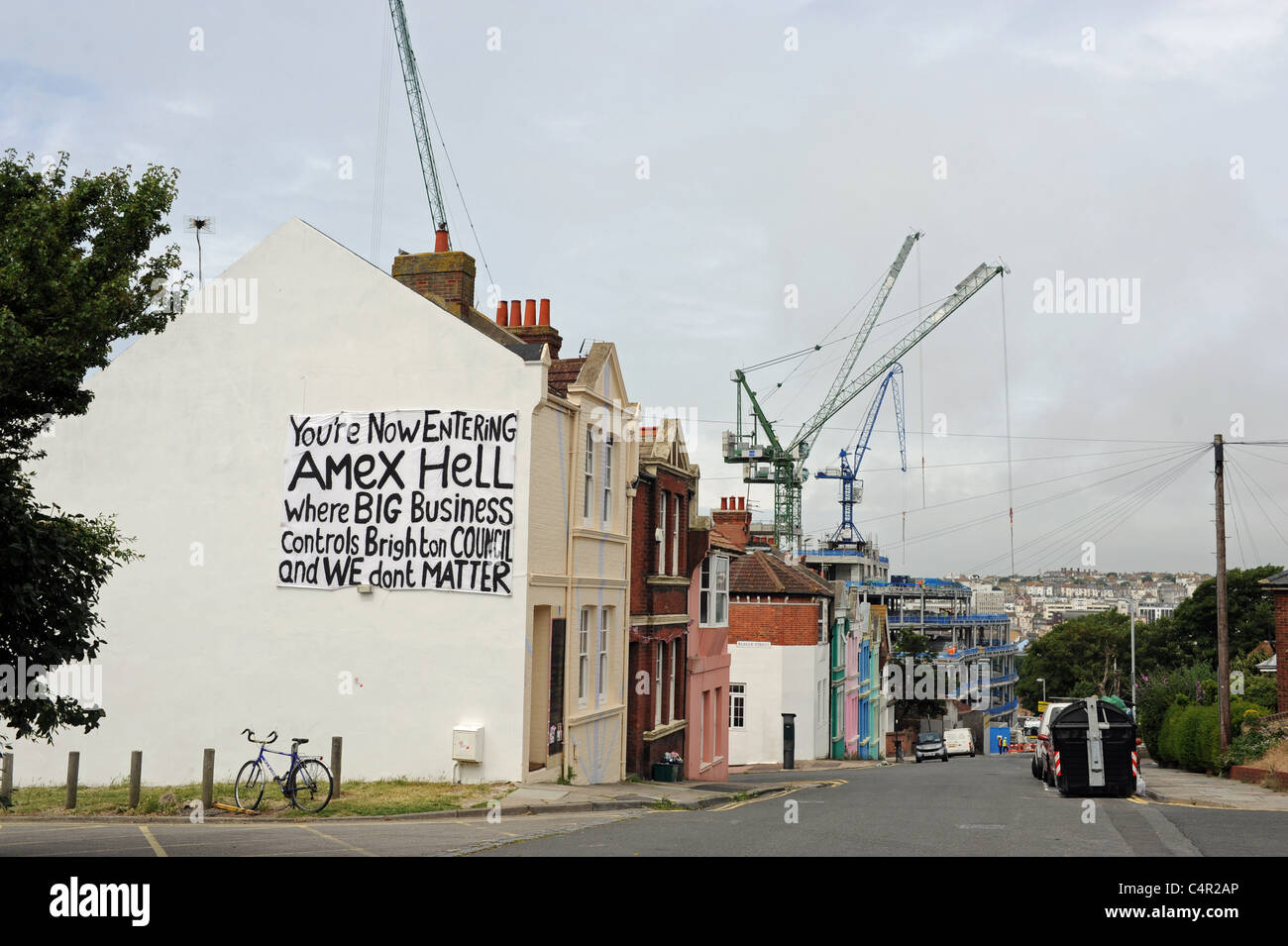 Zeichen gegen die American Express Baustelle in Brighton East Sussex UK Stockfoto