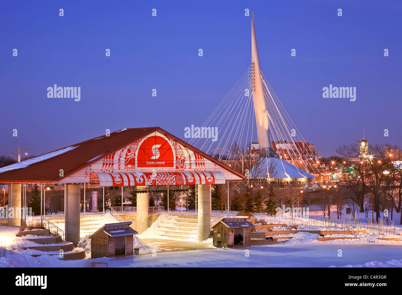 Esplanade Riel Brücke, Eislaufbahn und Bühne bei The Forks, Winnipeg, Manitoba, Kanada Stockfoto