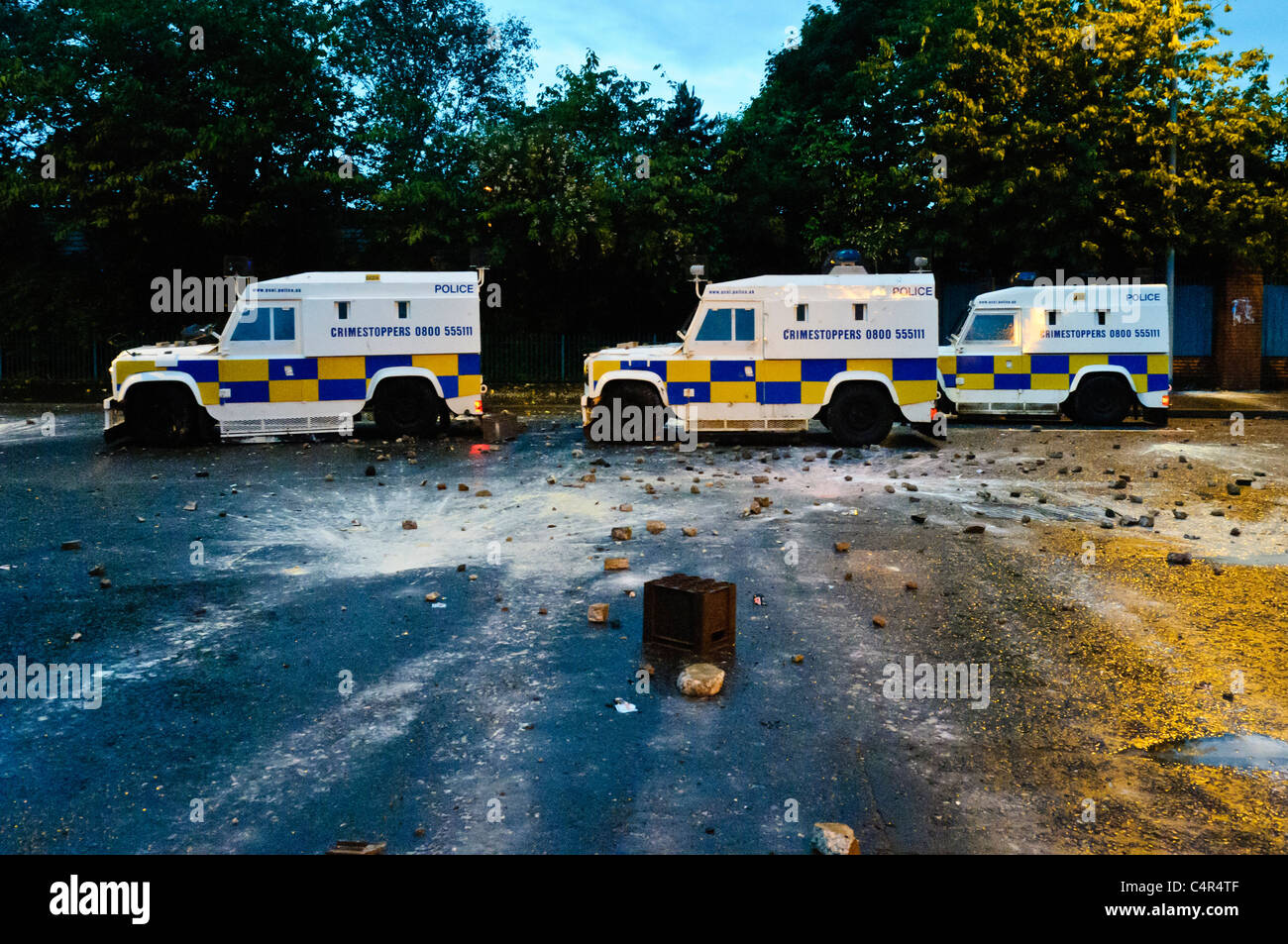 Polizei kommt nachhaltig angegriffen, während eine zweite Nacht der Ausschreitungen. BELFAST 21.06.2011 Stockfoto