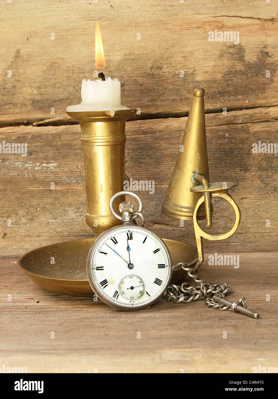 Antike Leuchter mit brennenden Kerze und einer antiken Taschenuhr Stockfoto