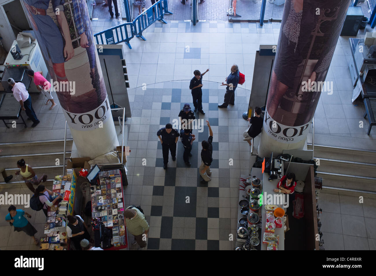 Business as usual für die Öffentlichkeit wie Evakuierung zu Herbergen angekündigt ist in Heimatfront Kommando Übung bei CBS. Jerusalem, Israel Stockfoto