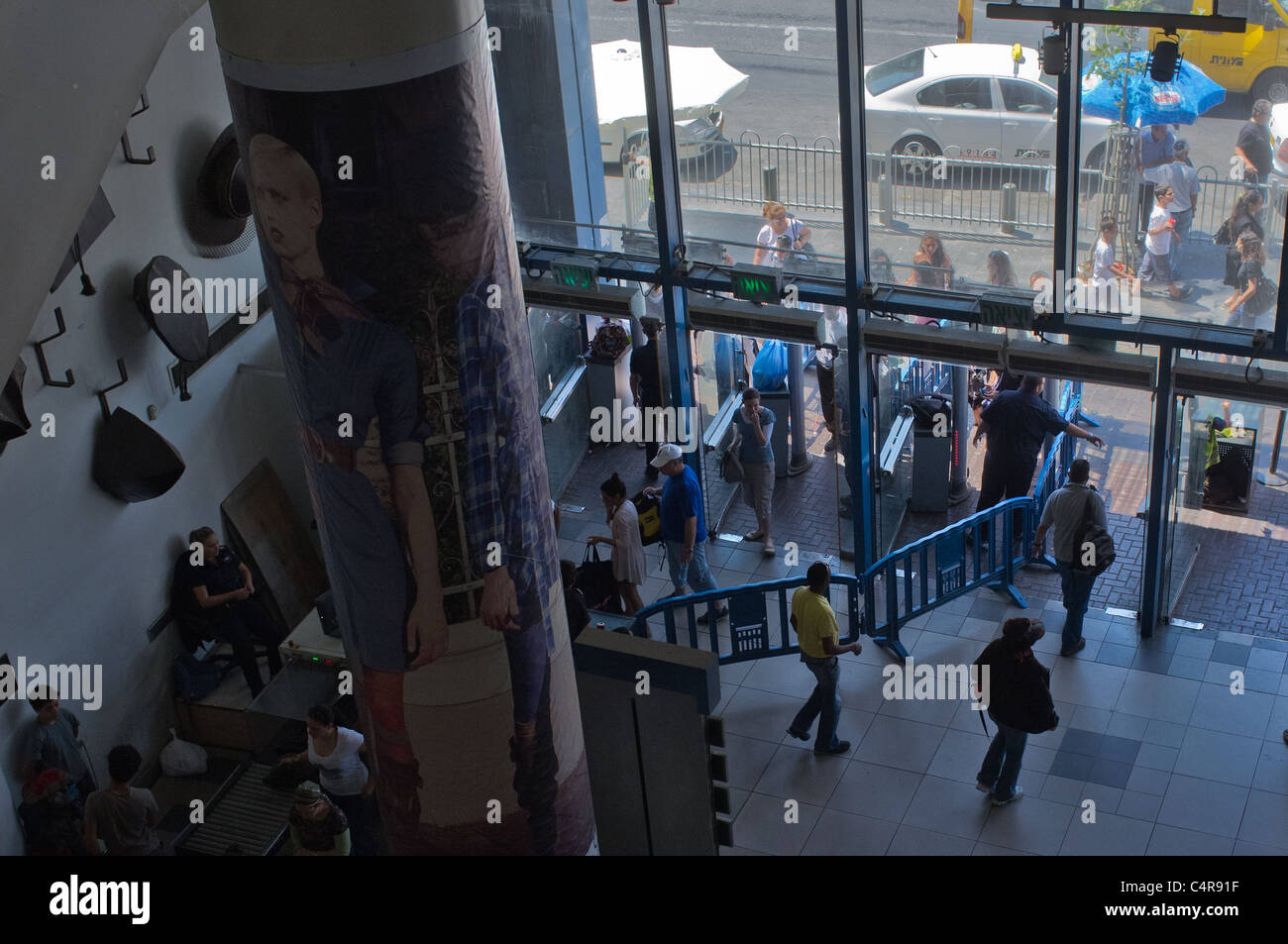 Business as usual für die Öffentlichkeit wie Evakuierung zu Herbergen angekündigt ist in Heimatfront Kommando Übung bei CBS. Jerusalem, Israel Stockfoto